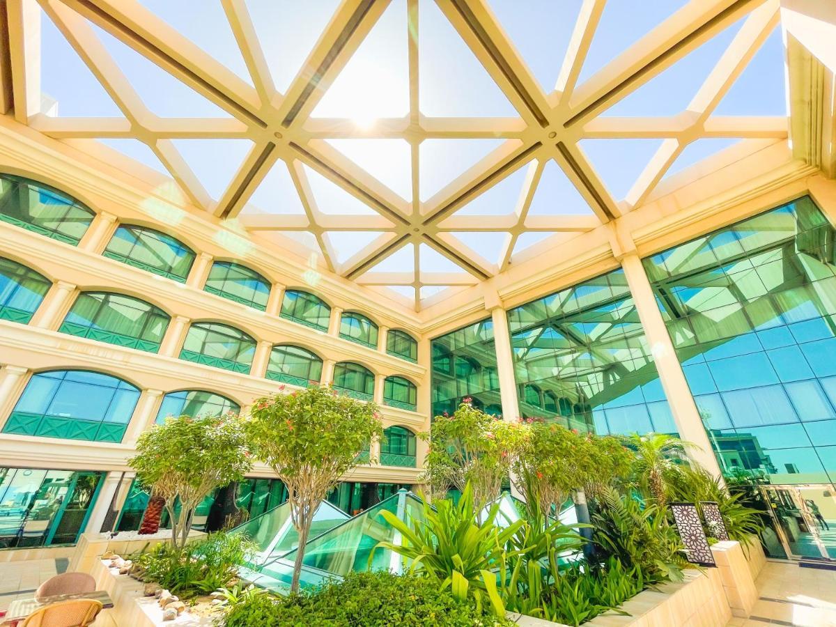 罗达阿尔布斯坦酒店 迪拜 外观 照片 The atrium of the hotel