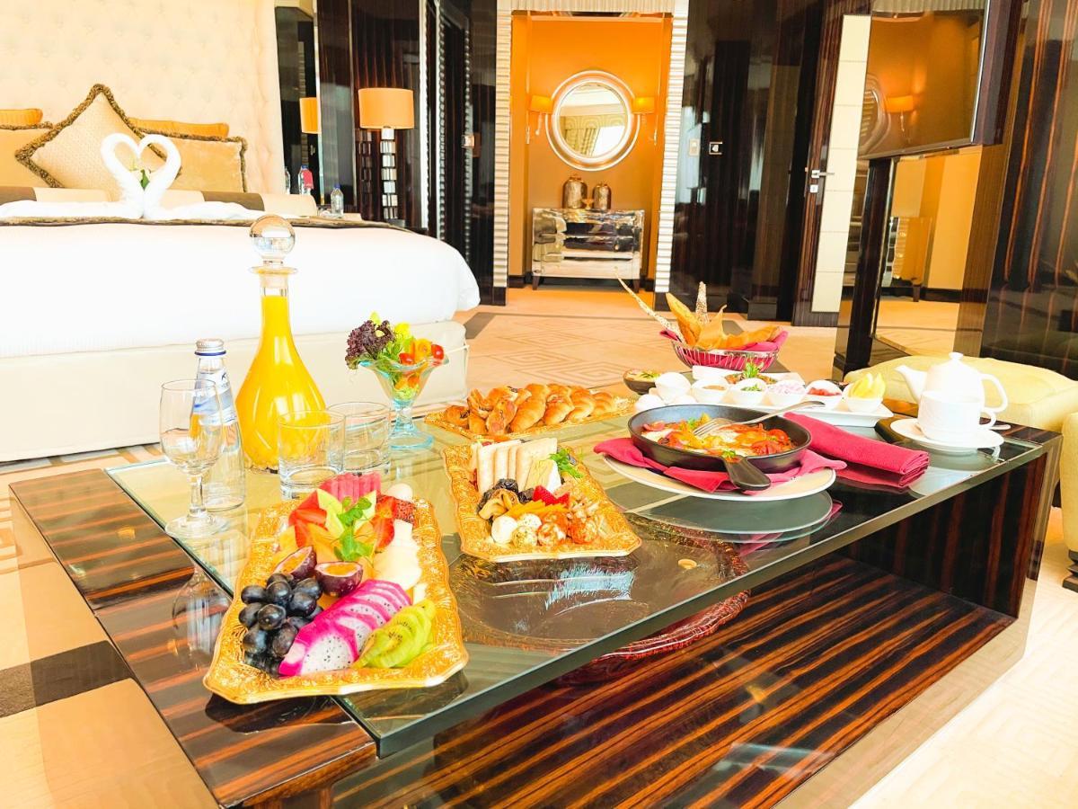 罗达阿尔布斯坦酒店 迪拜 外观 照片 In-room dining at the Taj Mahal Palace, Mumbai, India