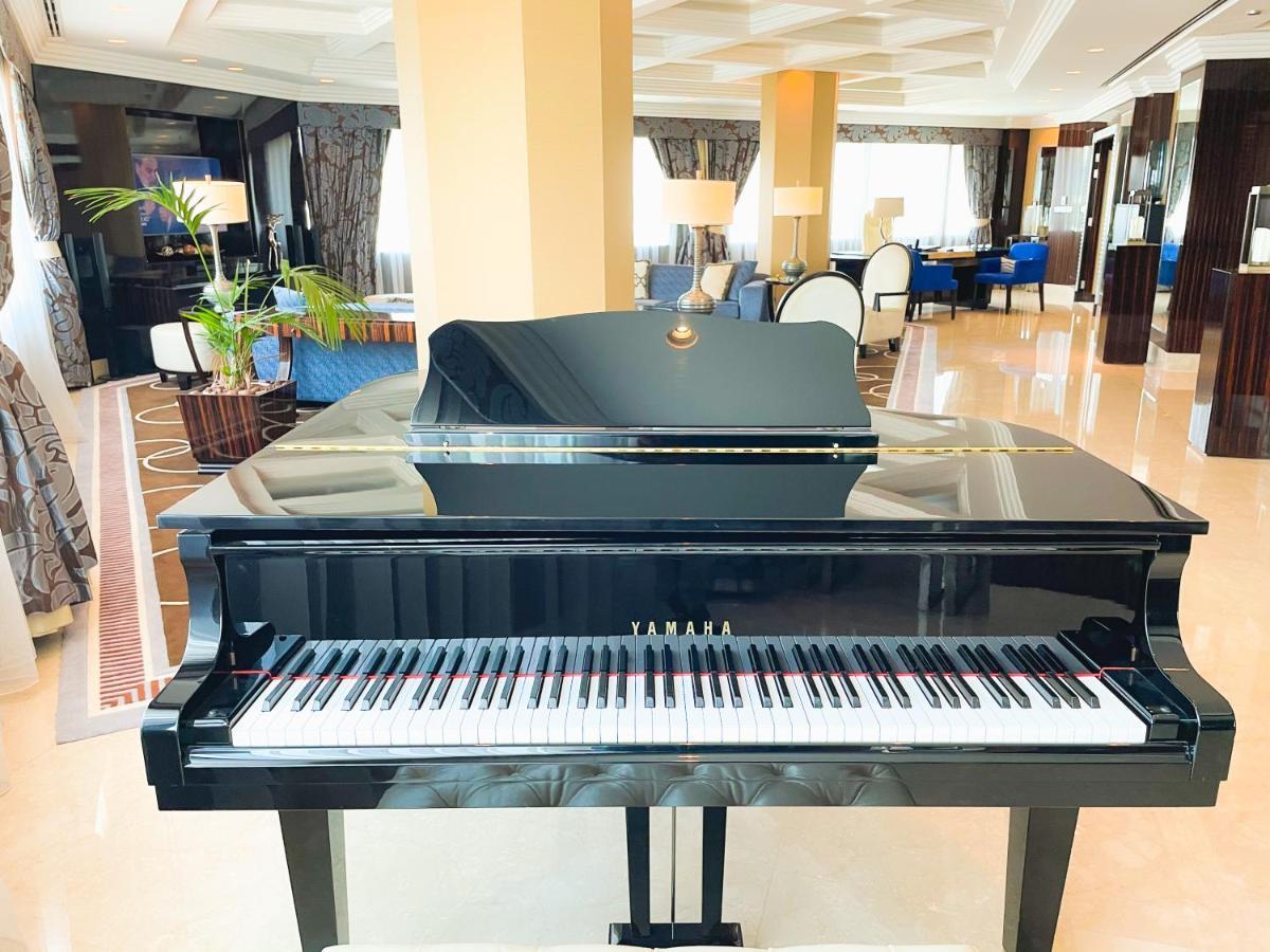 罗达阿尔布斯坦酒店 迪拜 外观 照片 A piano in the lobby of the hotel