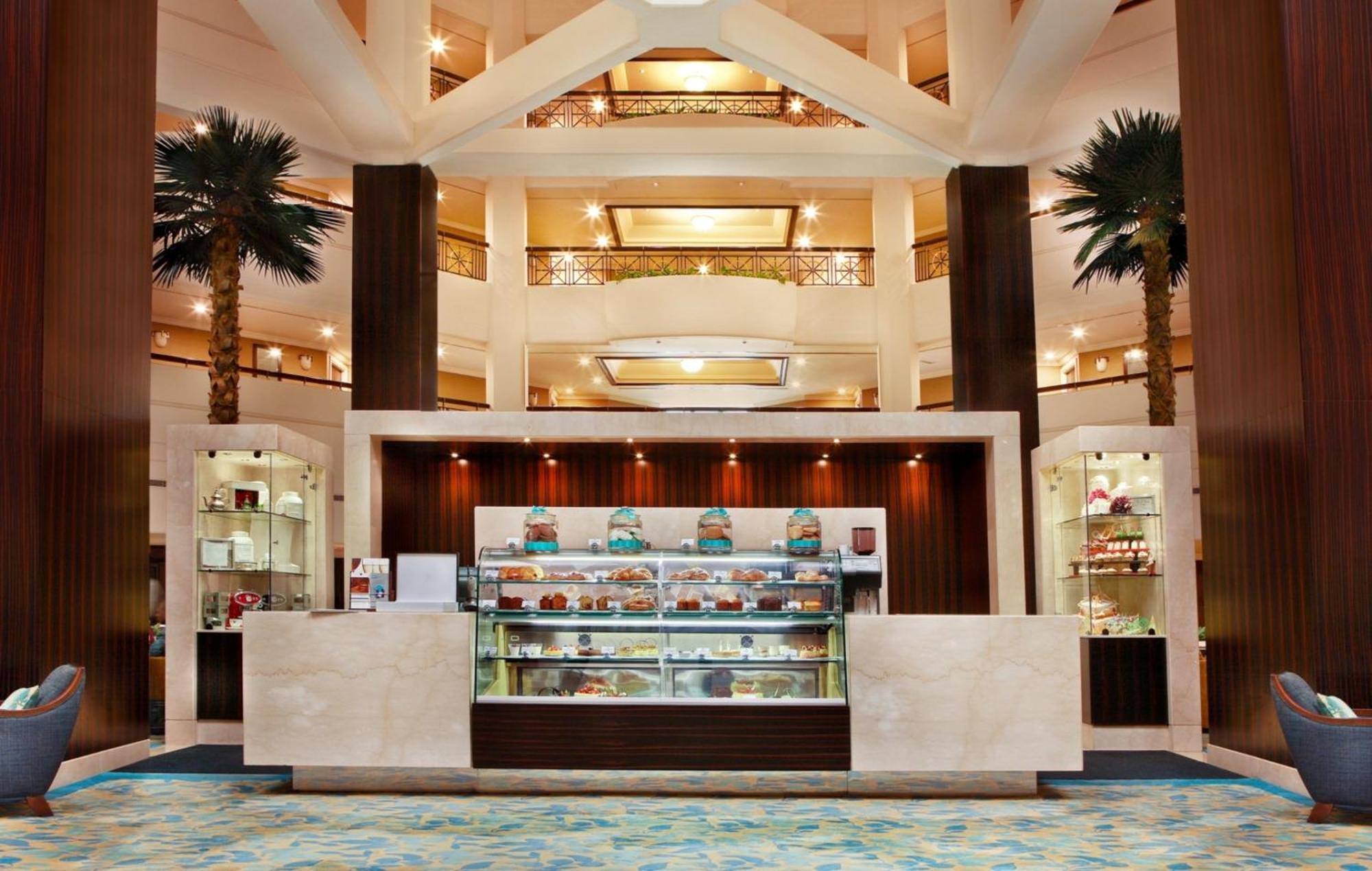 罗达阿尔布斯坦酒店 迪拜 外观 照片 The lobby of the hotel