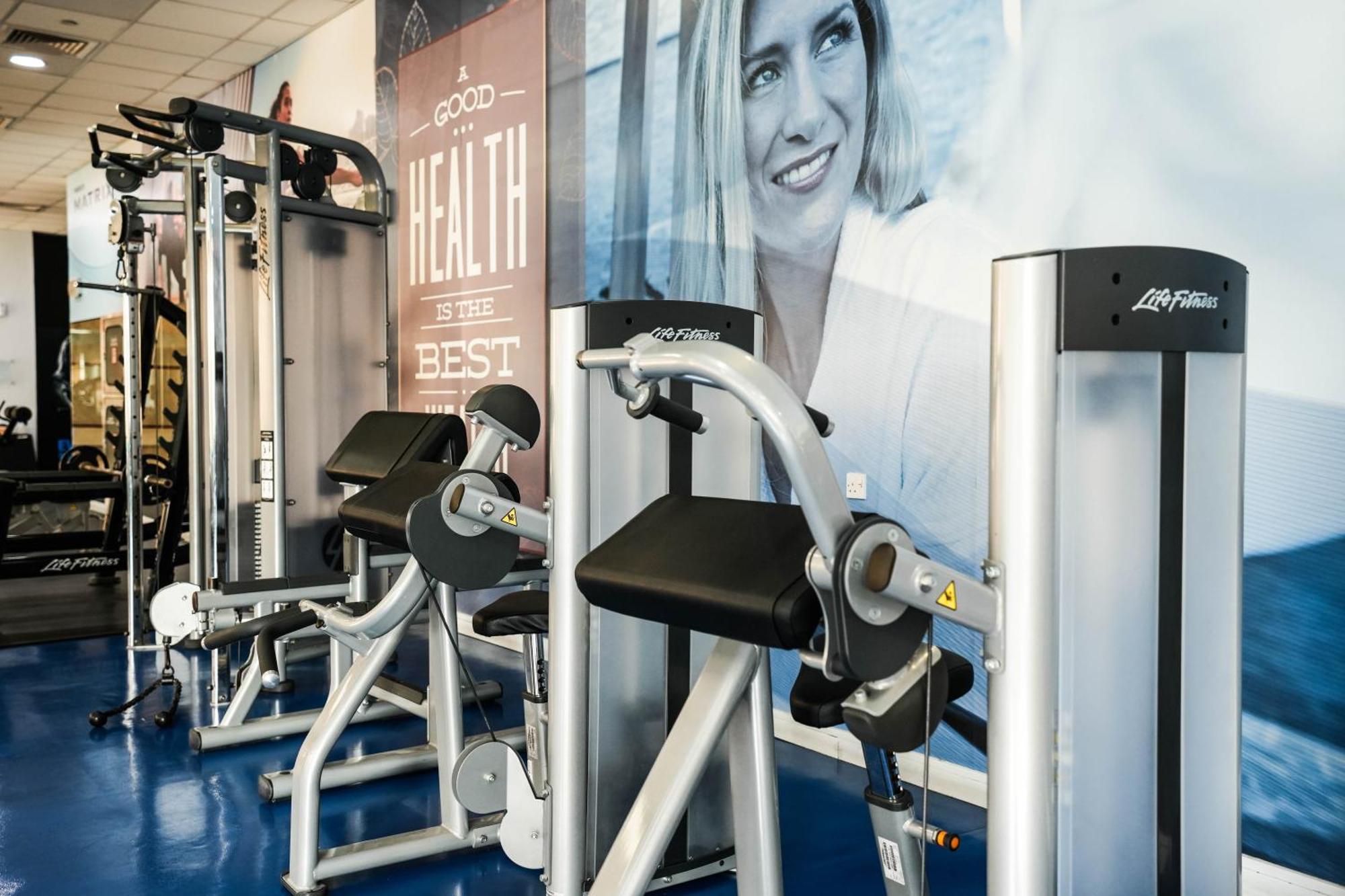 罗达阿尔布斯坦酒店 迪拜 外观 照片 The gym at the hotel