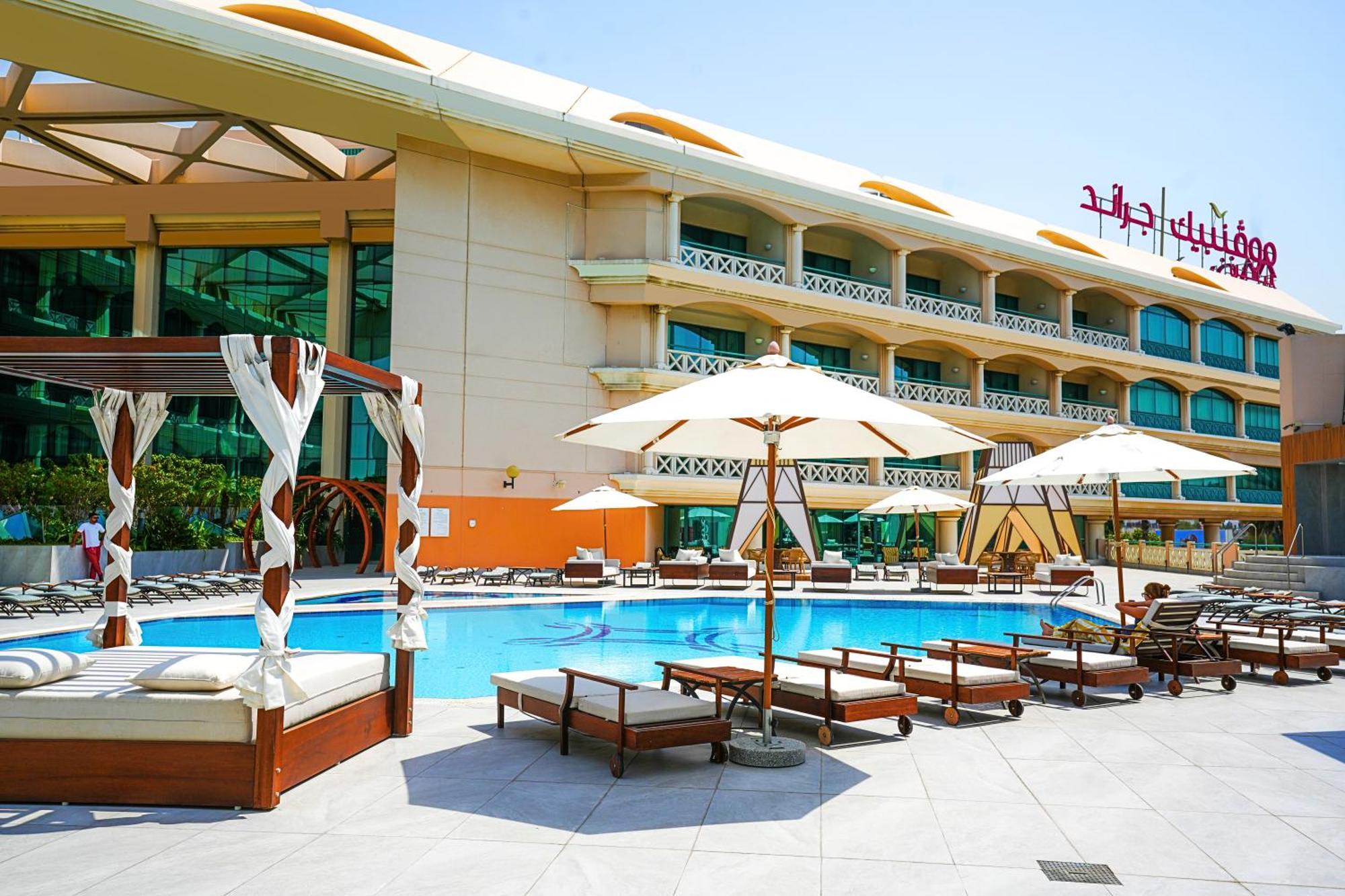 罗达阿尔布斯坦酒店 迪拜 外观 照片 The pool at the hotel