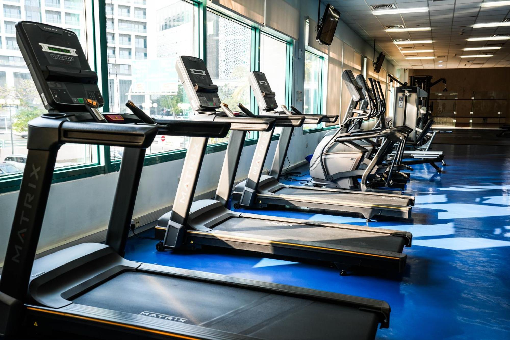 罗达阿尔布斯坦酒店 迪拜 外观 照片 A row of treadmills