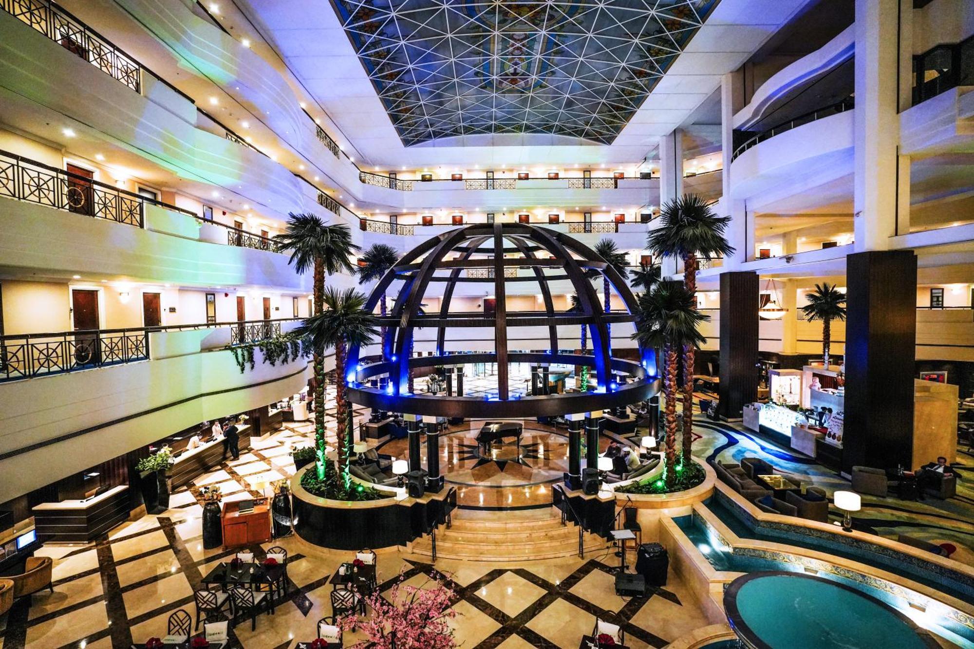 罗达阿尔布斯坦酒店 迪拜 外观 照片 The lobby of the Grand Hyatt Hotel