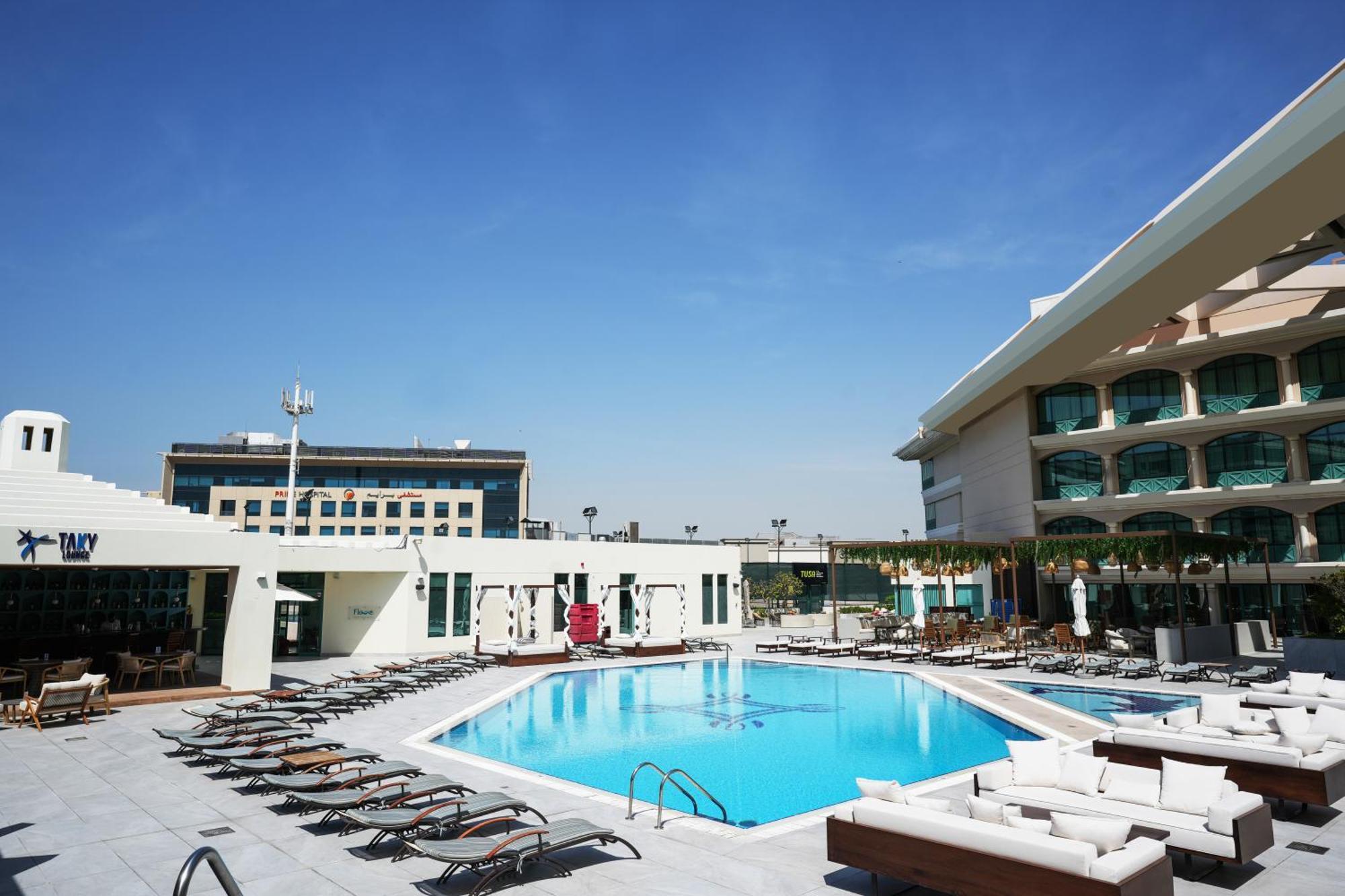 罗达阿尔布斯坦酒店 迪拜 外观 照片 The swimming pool at the hotel