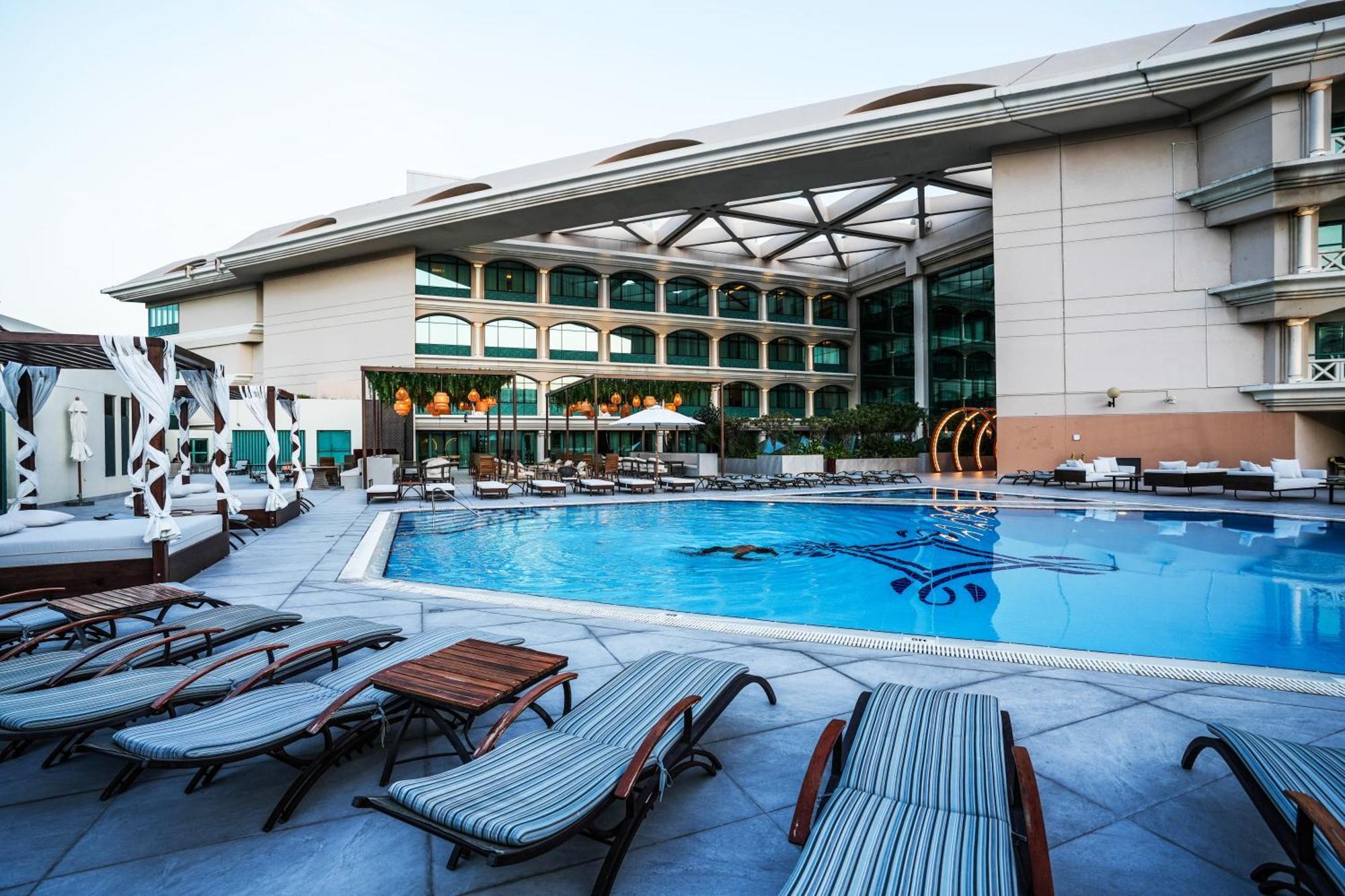 罗达阿尔布斯坦酒店 迪拜 外观 照片 The pool at the hotel