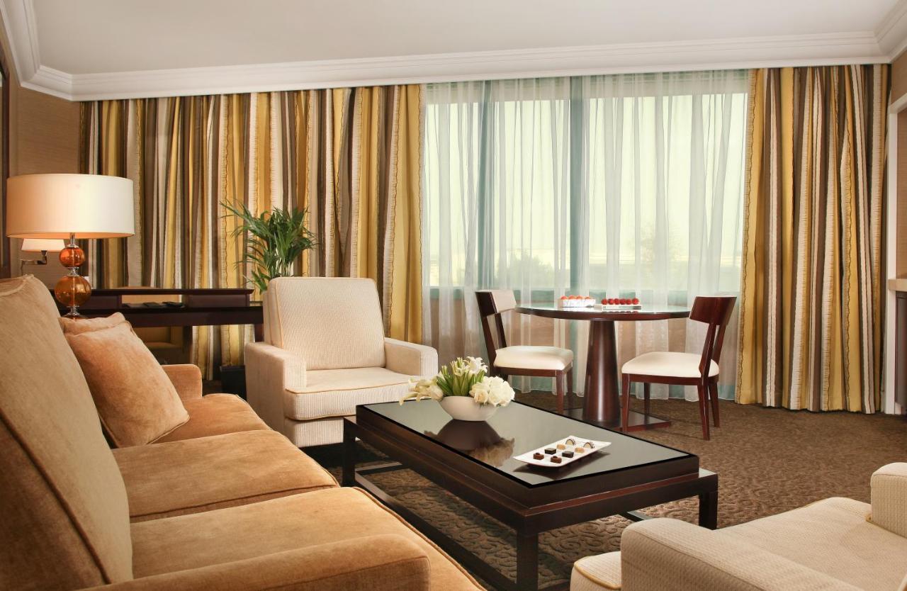 罗达阿尔布斯坦酒店 迪拜 外观 照片 A suite at the Four Seasons Hotel, Moscow